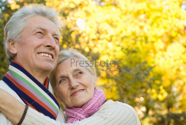 Милая пожилая пара в осеннем парке
