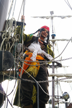 Актер в образе Джека Воробья на парусном корабле Кастор-1, Москва