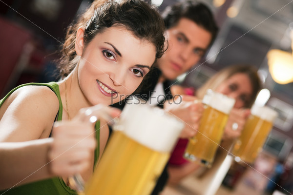 Молодые люди с кружками пива