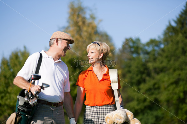 Супружеская пара играет в гольф