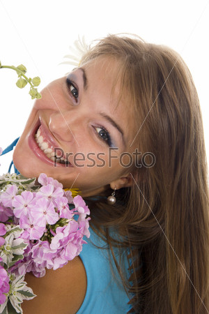 Девушка с букетом цветов, изолирована на белом