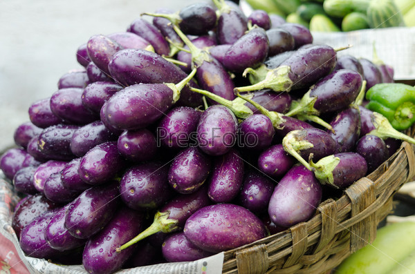 Фиолетовые баклажаны в корзине на рынке