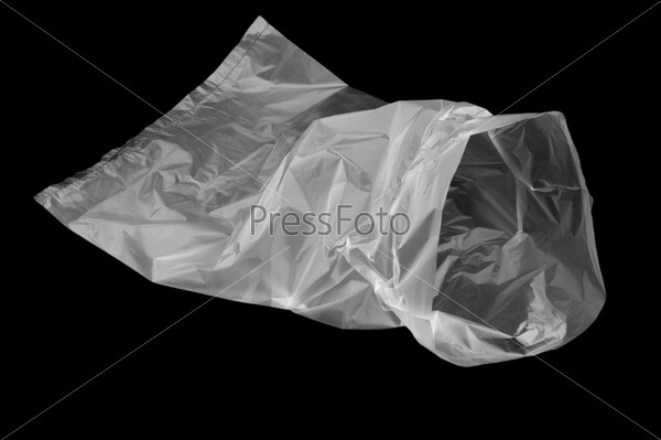 Открытый пустой пластиковый пакет на черном фоне