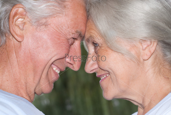Милая пожилая пара в летнем парке