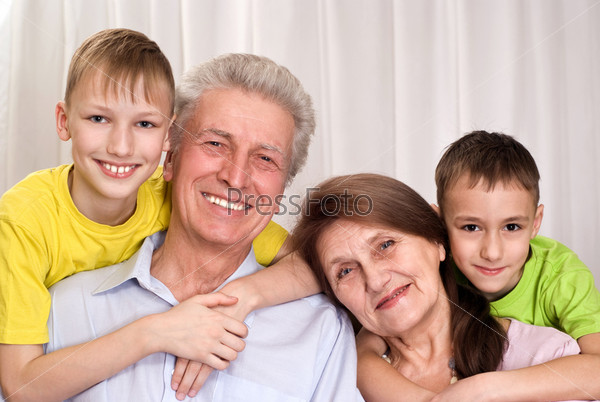 Счастливая семья из четырех человек на светлом фоне