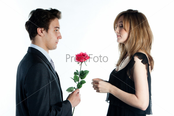 Мужчина дарит девушке розу на белом фоне