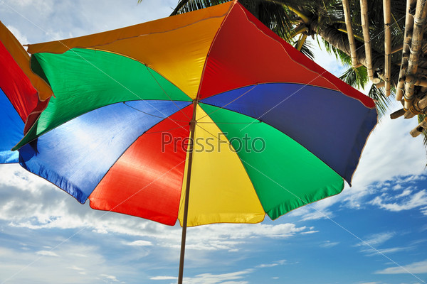 Красочный зонтик на пляже