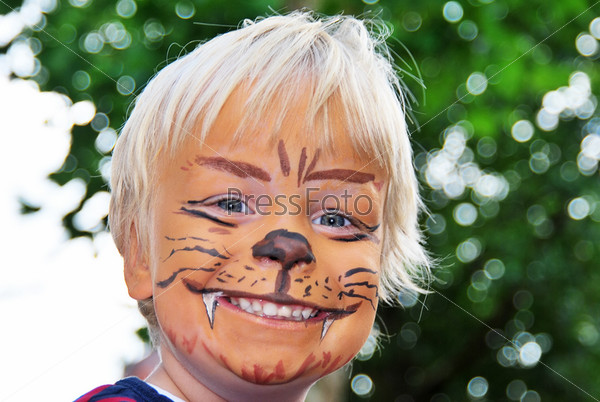 Малыш с нарисованной мордой льва на лице