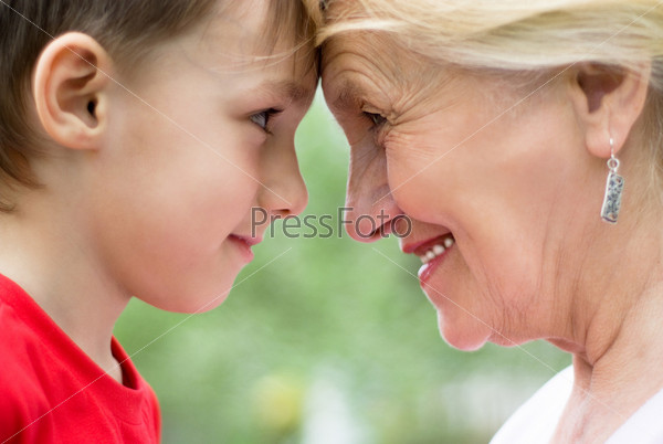 Бабушка с внуком лицом к лицу