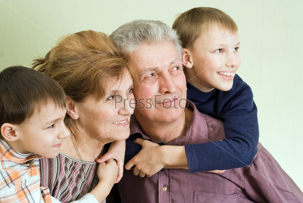 Счастливые дедушка и бабушка с внуками