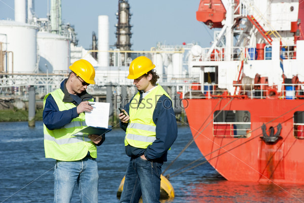 Два инженера в нефтехимическом порту