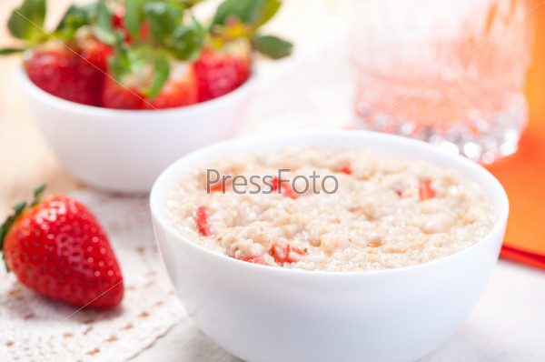 Milk porridge with fresh strawberries