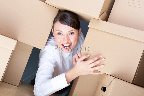 Портрет молодой женщины среди коробок