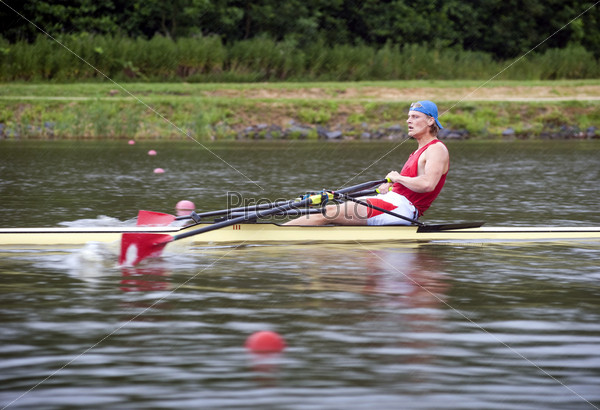 Contestant at a Men\'s Single rowing race
