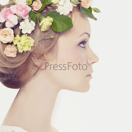 Красивая молодая женщина с цветами в волосах