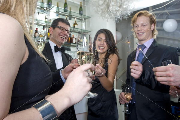 Группа из пяти человек празднует Новый год в баре в клубе
