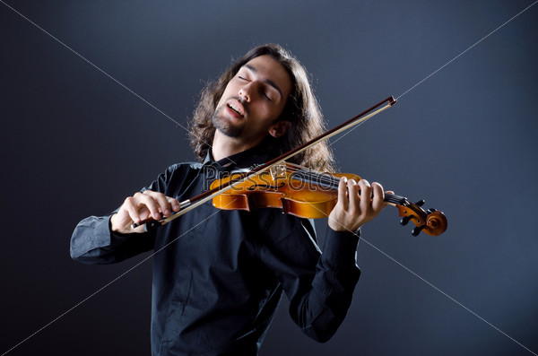 Скрипач играет на скрипке