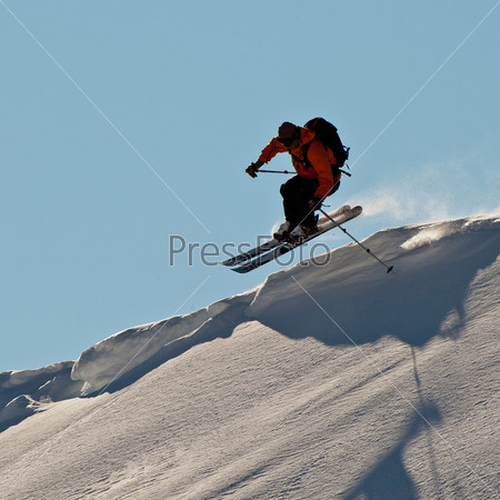 Молодой человек на лыжах в горах Кавказа
