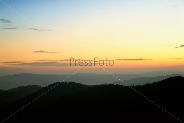 Силуэты гор на фоне восхода солнца