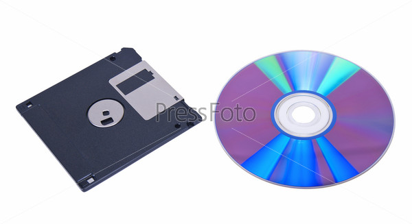 Компакт-диск и дискета, изолированные на белом фоне