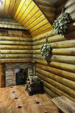 Интерьер сауны в старинном стиле из натуральной древесины