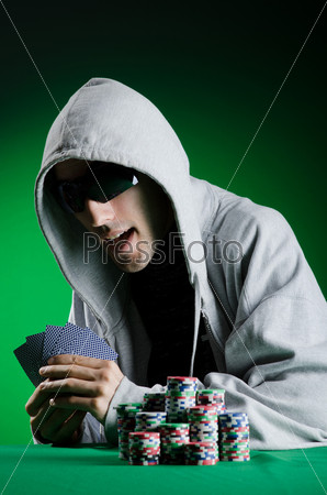 Мужчина в темных очках за игрой в казино