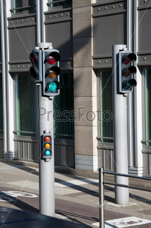 Светофоры для велосипедов, людей и автомобилей в Брюсселе, Бельгия