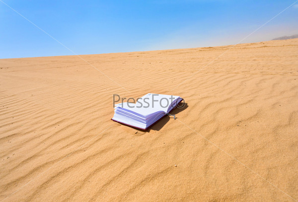 Блокнот в песчаных дюнах пустыни Вади-Рам, Иордания
