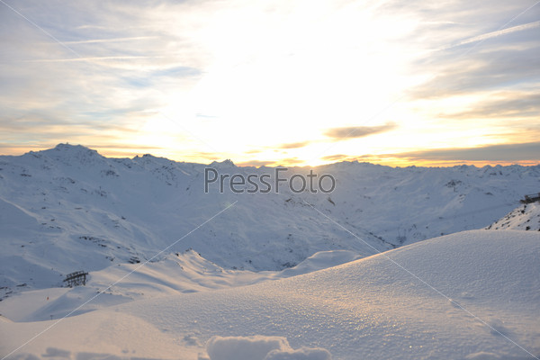 Закат в заснеженных горах французского горнолыжного курорта Валь Торанс