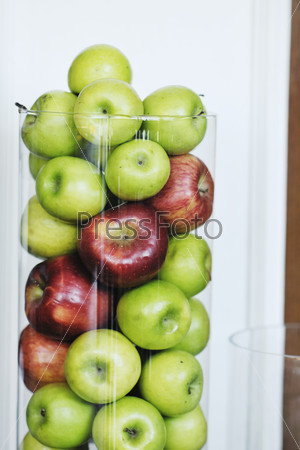 Свежие и полезные фрукты уложены в форме спирали в стеклянном бокале