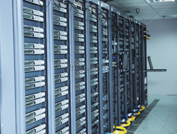 Комната сетевого сервера с компьютерами для цифровых телевизионных IP-коммуникаций и интернета
