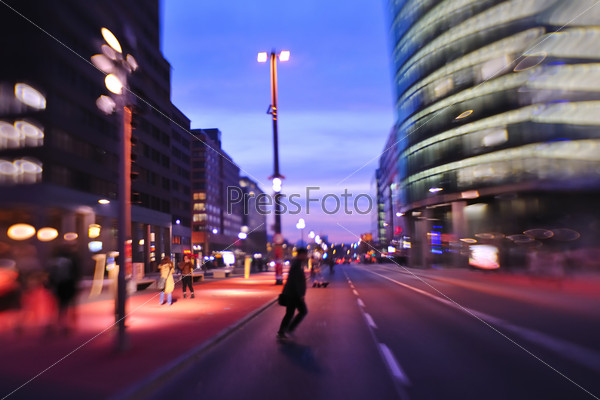 Движение автомобилей ночью по городской улице
