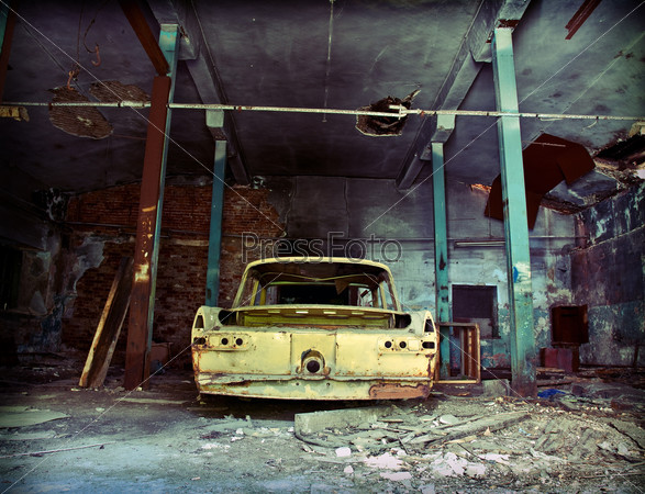 Старый автомобиль в заброшенном гараже