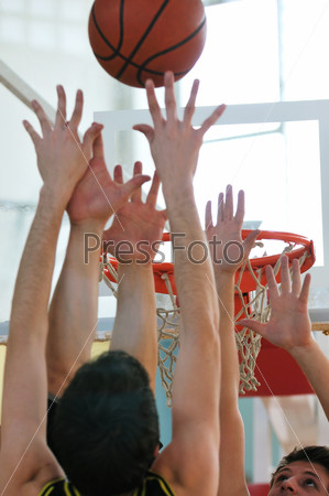 Игра в баскетбол