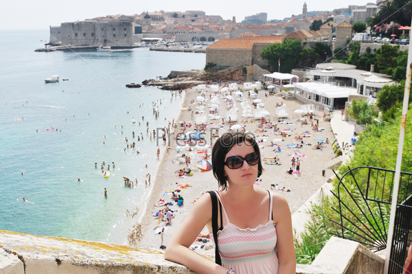 Портрет девушки в солнечных очках на фоне города Дубровник