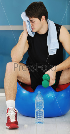 man drink water at fitness workout