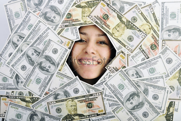 Счастливая молодая деловая женщина с деньгами, изолирована на белом фоне
