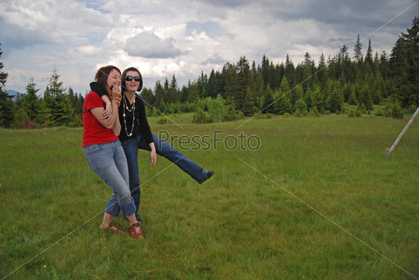 Две девушки на открытом воздухе