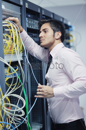 Инженер в серверной комнате пытается устранить поломку