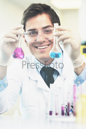 Портрет молодого ученого с реактивами