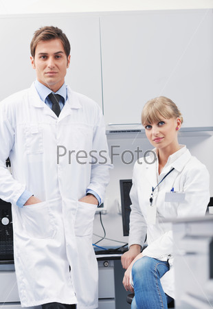 Двое ученых в современной лаборатории