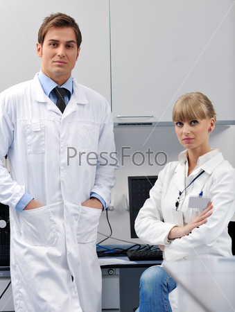Молодые ученые в лаборатории