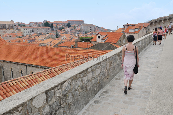 Туристка в Дубровнике, летние каникулы