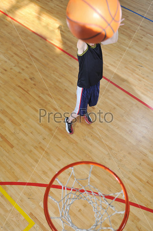 Баскетболист играет в спортивном зале