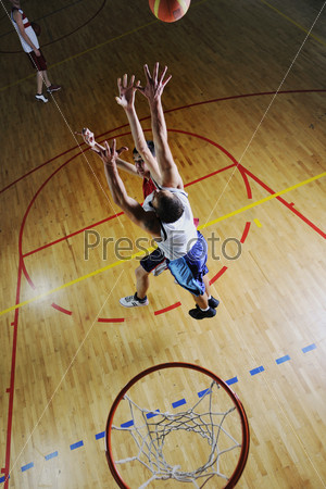 Баскетболисты играют в спортивном зале