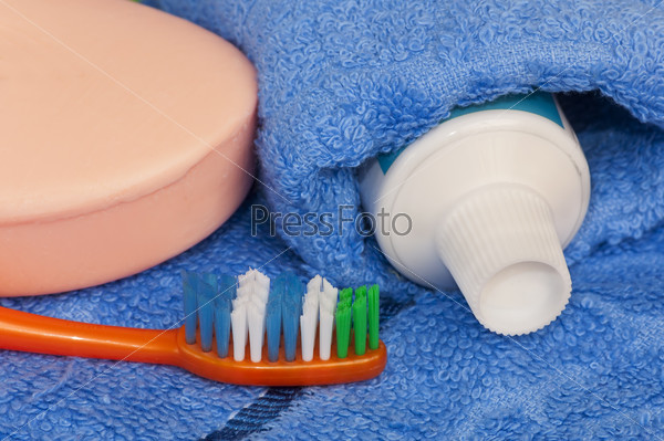 Мыло, зубная щетка и зубная паста на полотенце