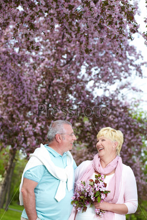 Пожилая пара в парке весной