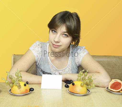 Девушка с пустой карточкой и десертом