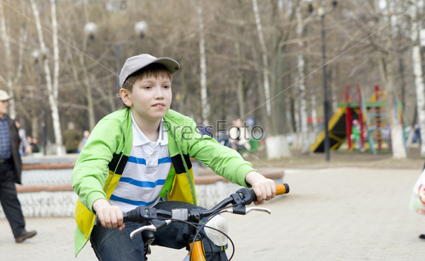 Мальчик на велосипеде на улице