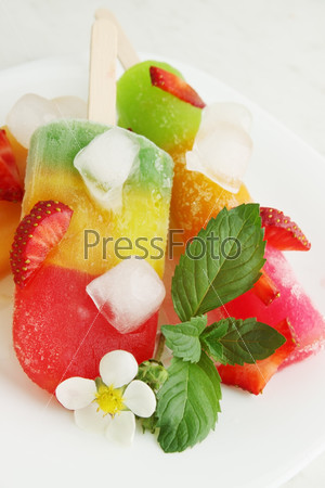 Frozen fruit juice with mint and strawberries